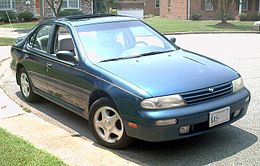 Un Nissan Altima SE din 1995