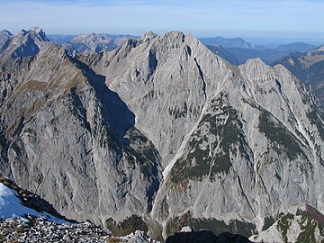 Laliderer Falk. Im Hintergrund Kuhkopf, Talelespitze, Stuhlköpfe und Stuhlberg, Östliche Karwendelspitze und von fern die Soierngruppe (-spitze)