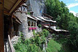 Restaurante e capela na entrada das Cavernas de Saint Beatus abaixo de Beatenberg