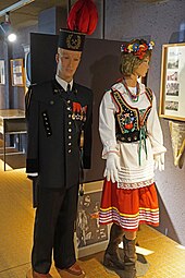 Trajes semelhantes a trajes militares de desfile.