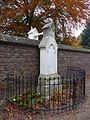 La tombe aux mains : un couple, de religions différentes, n’ayant pu être enterrés dans la même partie du cimetière, séparé par un mur, dont les mains se tiennent, pour l'éternité, au-dessus du mur à Ruremonde (NL).