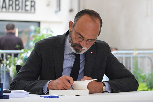 Édouard Philippe dedicating Impressions and clear lines in Fontainebleau, on 29 June 2021.