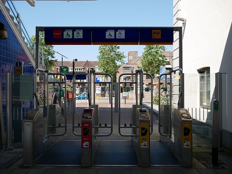 File:2023-06-24 Station Dordrecht OVC-poortjes Centrumzijde.jpg