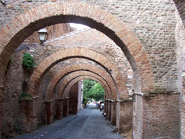 Passeggiata guidata nella via Clivus Scauri