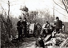 Service d'un canon de 75 Gernicourt (Aisne) mars 1915[4]