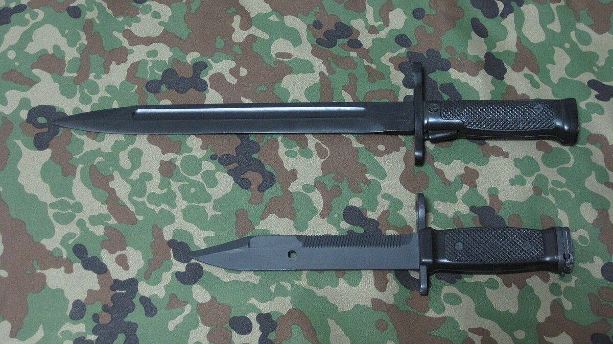 File:89式・64式小銃用銃剣レプリカ20120603.jpg - Wikimedia Commons