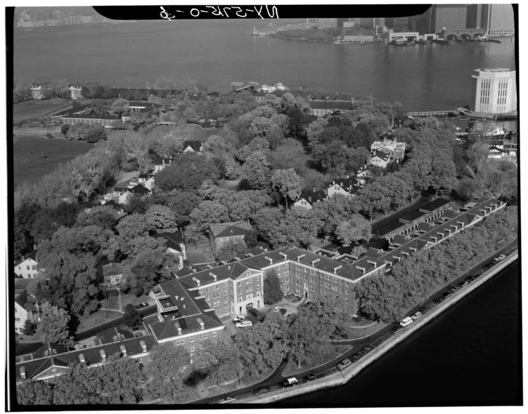 File:AERIAL VIEW OF BUILDING -12, LOOKING NORTHWEST (Nolan Park in Background) - Governors Island, Overview, New York Harbor, New York, New York County, NY HABS NY,31-GOVI,2-6.tif