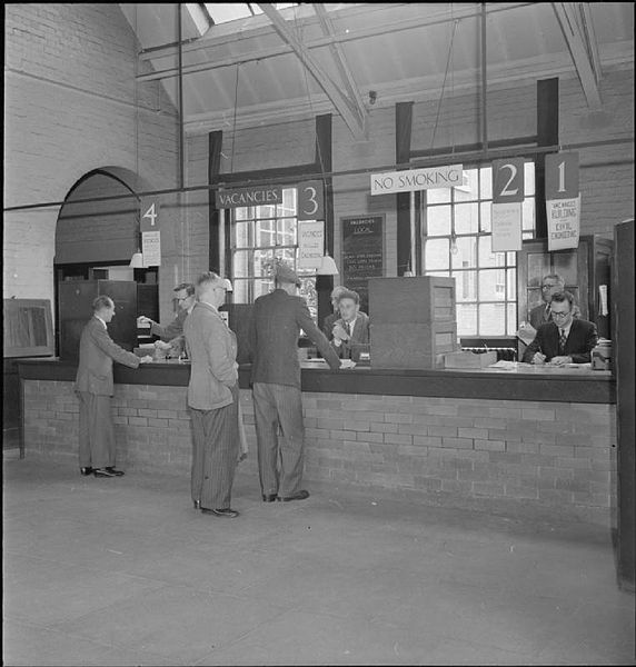 File:A Picture of a Southern Town- Life in Wartime Reading, Berkshire, England, UK, 1945 D25240.jpg