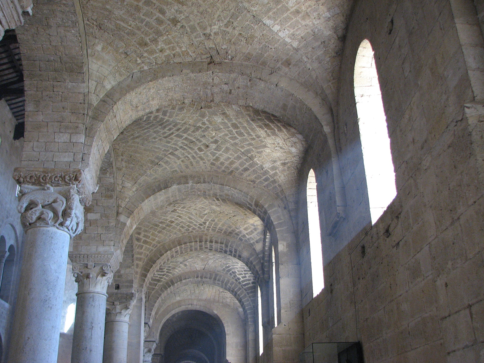 Abbazia di Sant'Antimo - 57 - La navata destra