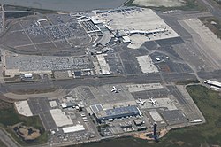Oakland Uluslararası Havalimanı'nın havadan görünümü.jpg