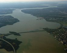 The original Wilson Bridge from the north in 1991 Aerial view of Potomac River and Woodrow Wilson Memorial Bridge from north, 1991.jpg