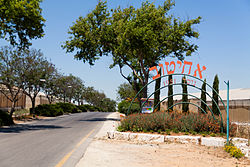 Moshav girişi