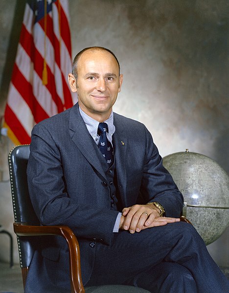 File:Alan Bean NASA portrait.jpg