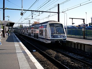 A westbound train going to Poissy