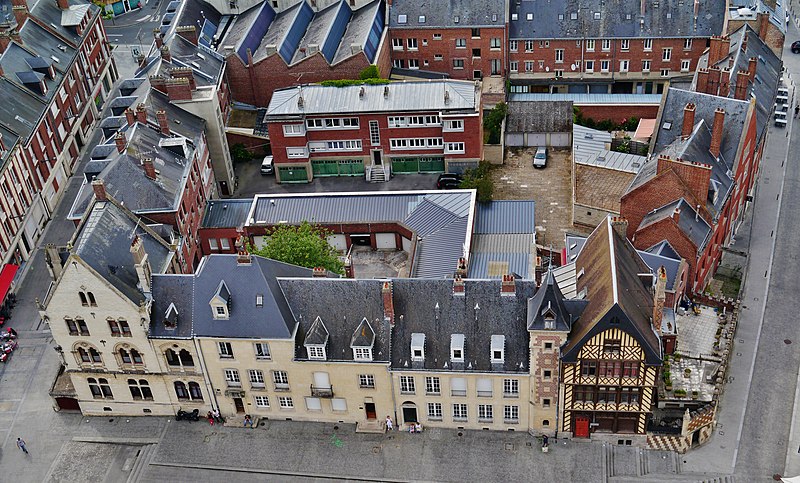 File:Amiens Cathédrale Notre-Dame Blick auf die Place Notre-Dame 2.jpg