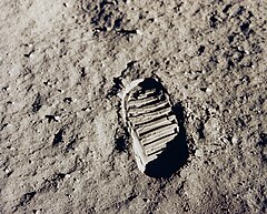 Petjada impresa en pols lunar creada i fotografiada per Buzz Aldrin per a l'estudi de la mecànica de sòls durant la caminada lunar de l'Apollo 11