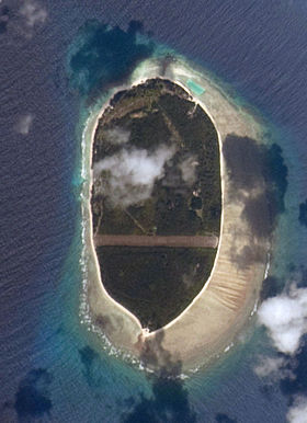 Vue du ciel de l'île d'Arros (la bande claire transversale est une piste pour avion).