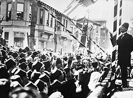 Atatürk 1924'te Bursa halkina hitap ediyor.jpg