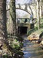 Straßen- und ehemalige Eisenbahnbrücke im Röhrenseepark