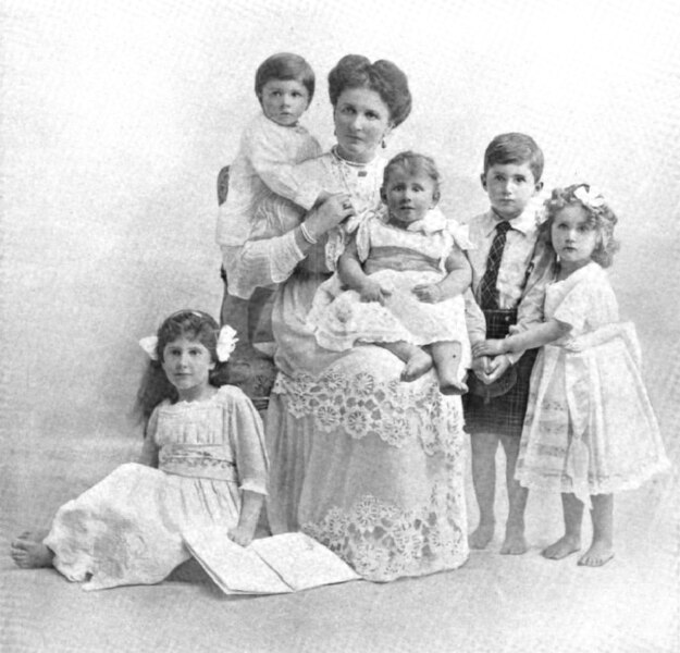 File:Augusta Crichton-Stuart with children, Speaight, CL no. 814 1912.jpg