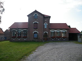 Das Rathaus und die Schule in Avelesges