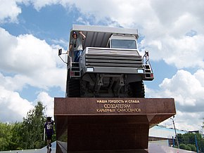 Un camion BelAZ montat pe un postament în fața uzinei omonime din oraș