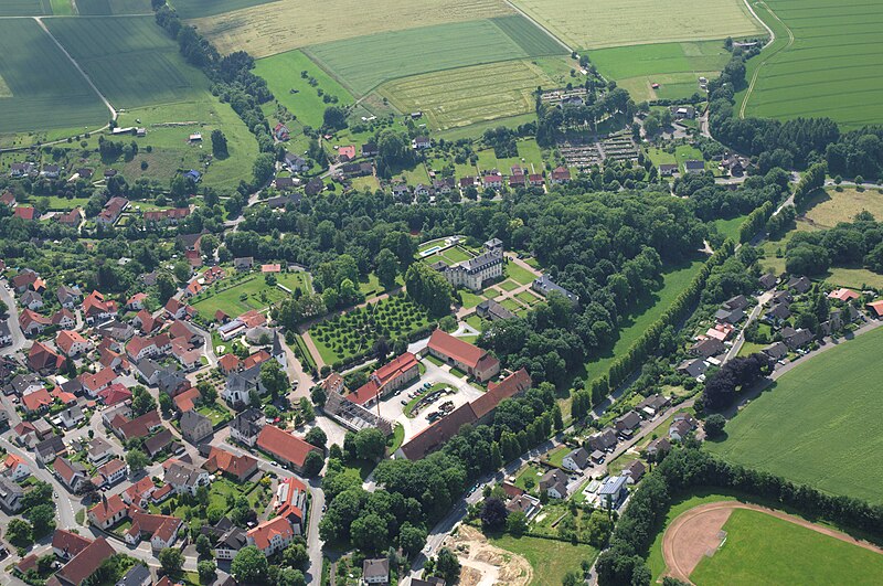 File:Bad Wünnenberg Schloss Fürstenberg Sauerland Ost 584 pk.jpg