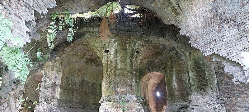 File:Bagian tiang tengah dari menara benteng Banyunyapa Nusakambangan.jpg