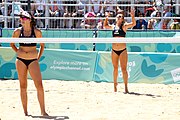 Deutsch: Beachvolleyball bei den Olympischen Jugendspielen 2018; Tag 9, 15. Oktober 2018; Mädchen, Viertelfinale: USA-Spanien 2–1 (21–19/17–21/15–9) English: Beach volleyball at the 2018 Summer Youth Olympics at 15 October 2018 – Girls Quarterfinals: USA-Spain 2–1 (21–19/17–21/15–9)