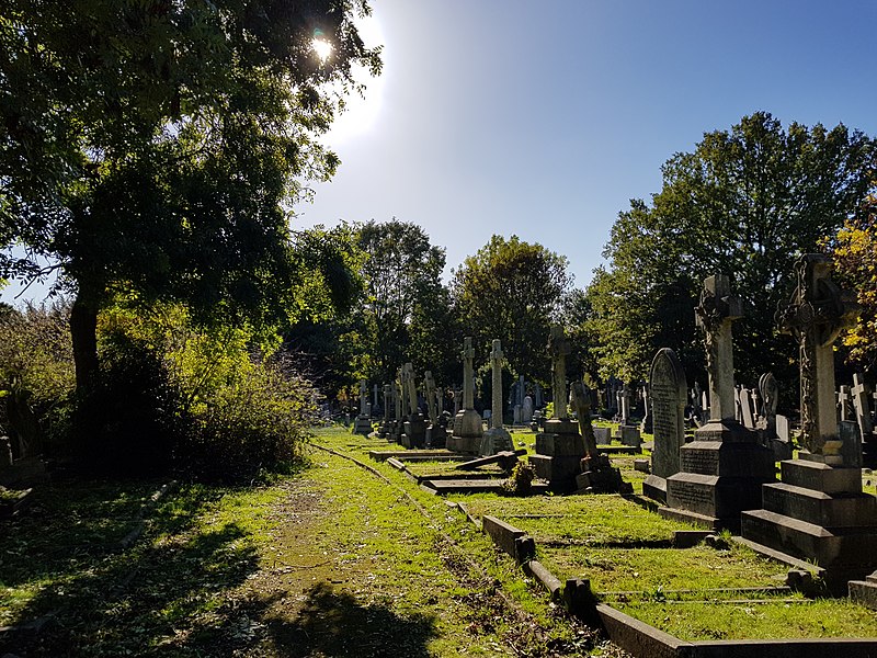 File:Beckenham Cemetery 20181022 134441 (44769164874).jpg