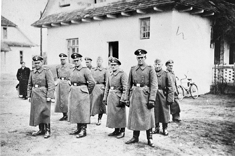 Fil:Belzec - SS staff (1942).jpg