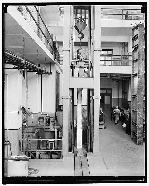 File:Bending huge steel girders. Washington, D.C., Sept. 23. At the U.S. Bureau of Standards officials were witnessing the testing of rigid steel frame knees that are used in grade eliminations LCCN2016872382.jpg