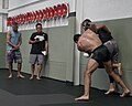 Entrenamiento de clinch (lucha de pie) bajo la supervisión de Christophe Savoca y Daniel Woirin