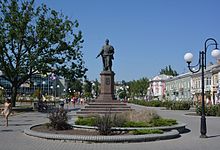 Main pedestrian street of Berdiansk and monument to Mikhail Vorontsov Berdyans'k Lenina prospekt...vulytsya 01 (YDS 8167).JPG