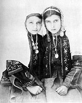 Girls in Bethlehem costume pre-1885 Bethlehengirlsintraditionaldresspre1918.jpg