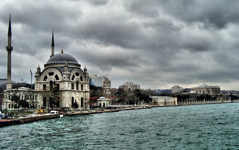 File:Bezmi alem valide sultan camii -İstanbul - panoramio.jpg