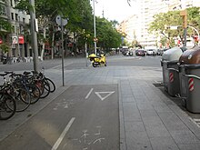 Bikeway ends abruptly at intersection and then picks up on the other side (18521571966).jpg