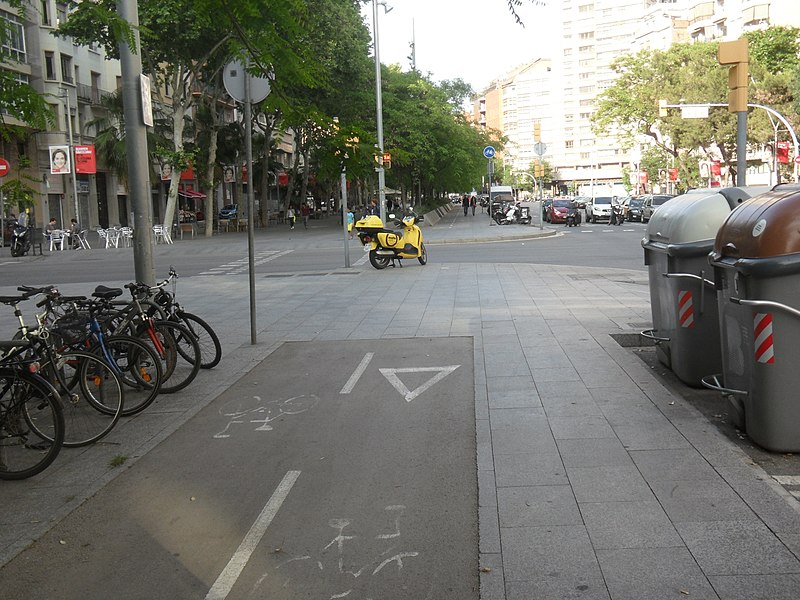 File:Bikeway ends abruptly at intersection and then picks up on the other side (18521571966).jpg