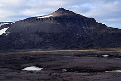 Nejvyšší vrchol Medvědího ostrova Miseryfjellet na jihu Medvědího ostrova – 536 metrů nad mořem