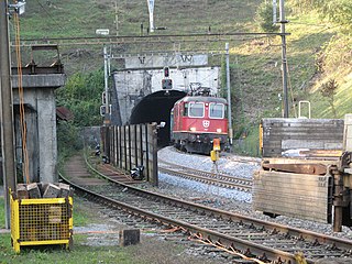 Portal sul do antigo túnel Bözberg na estação de trem fantasma em Schinznach-Dorf