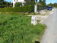 Borne frontière franco-suisse n° 141 entre Jussy et Saint-Cergues, marquée d'un S pour Savoie.