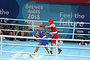 Deutsch: Boxen bei den Olympischen Jugendspielen 2018 Tag 12, 18. Oktober 2018 - Finale Leichtgewicht Mädchen – Junioren-Weltmeisterin und dreifache Juniorinnen-Europameisterin Caroline Sara DuBois (Großbritannien, blau) schlägt Juniorinnen-Asienmeisterin Porntip Buapa (Thailand, rot). English: Boxing at the 2018 Summer Youth Olympics on 18 October 2018 – Girls' lightweight Gold Medal Bout – Caroline Sara DuBois (Grat Britain, blue) wins over Porntip Buapa (Thailand, red). Español: Boxeo en los Juegos Olímpicos Juveniles de Verano de 2018 en 18 de octubre de 2018 - Combate de medalla de oro de peso ligero para niñas - Caroline Sara DuBois (Gran Bretaña, azul ) gana sobre Porntip Buapa (Tailandia, rojo).