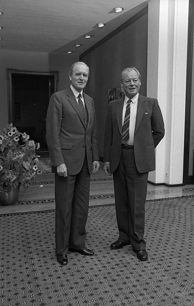 File:Bundesarchiv B 145 Bild-F059136-0005, Bonn, Bundespräsident Carstens empfängt Brandt.jpg