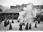 Bundesarchiv Bild 135-KB-10-087, Tibetexpedition, Tibetische Tanzgruppe.jpg