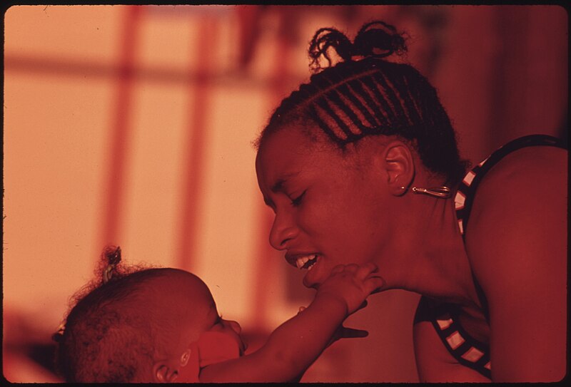 File:CLOSEUP OF A BLACK MOTHER AND CHILD AS THEY ENJOY A SUMMER OUTING ON CHICAGO'S 12TH STREET BEACH ON LAKE MICHIGAN.... - NARA - 556299.jpg