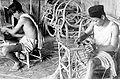 COLLECTIE TROPENMUSEUM Indonesiërs maken meubelstukken van rotan Zuid-Celebes TMnr 10011484.jpg