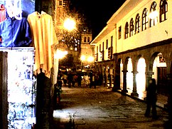 Fotografía tomada desde la calle del medio. Al fondo, la catedral.