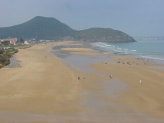 Vista de la playa de Berria desde el emplazamiento de la batería Rouget. Se domina todo el arenal. View of Berria beach seen from the site of the Rouget battery. All the sandy location is within sight.