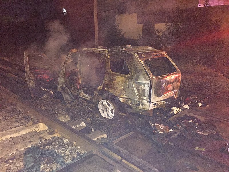 File:Car Damages LIRR Tracks in Westbury (28585925405).jpg