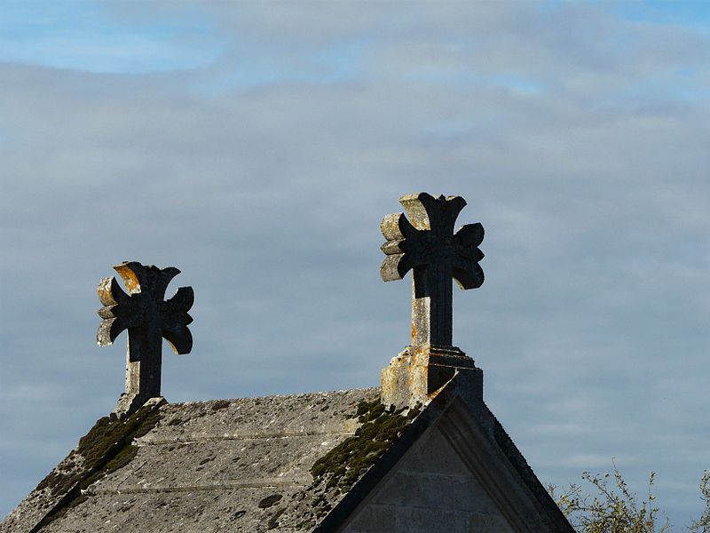 File:Champagnac-de-Belair cimetière caveau croix.JPG